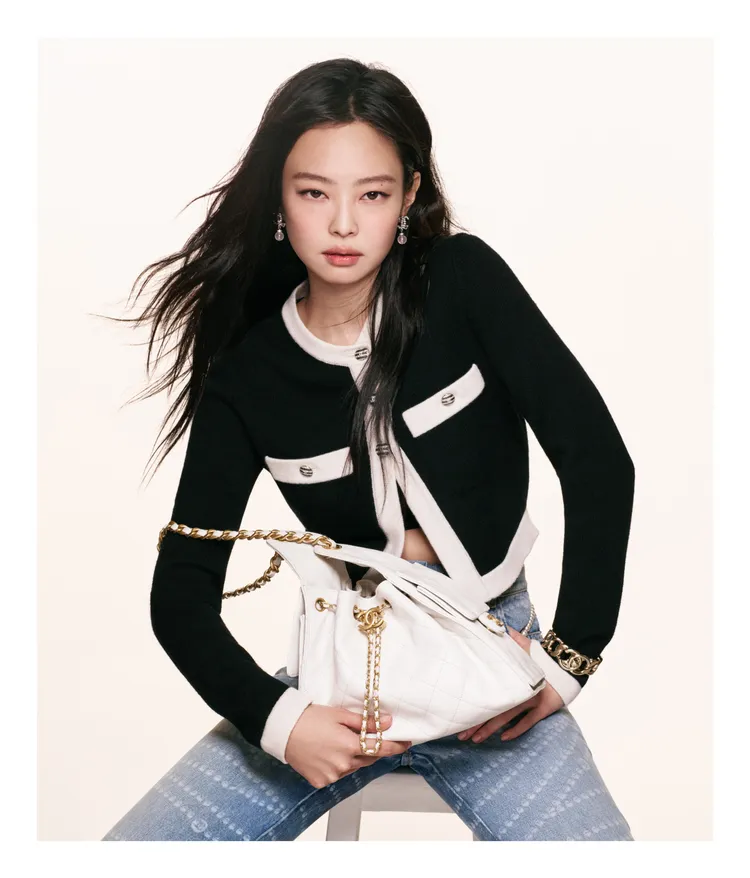 Jennie擔任香奈兒CHANEL 25包全新廣告主角。品牌提供
