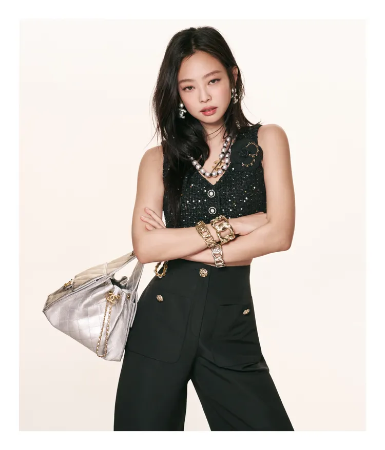 Jennie擔任香奈兒CHANEL 25包全新廣告主角。品牌提供