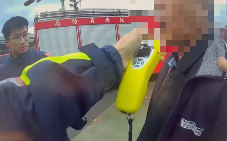 警方對駕駛劉男酒測。警方提供