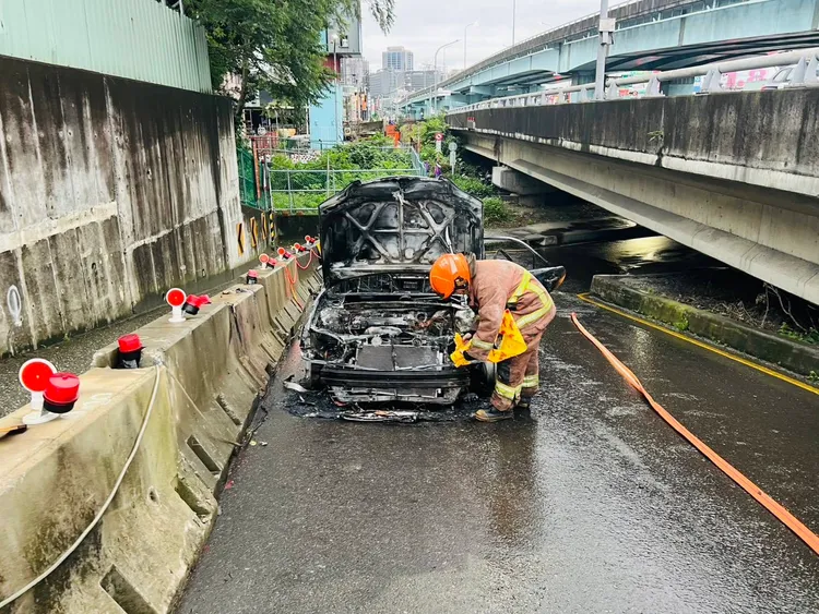 小黃車頭燒毀。警方提供