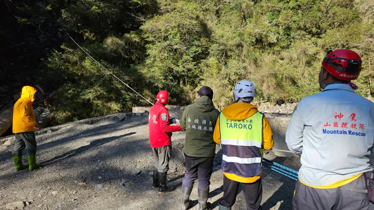 南投縣消防局會同各單位3天來出動搜救人員38人次，終尋獲陳姓山友遺體。民眾提供