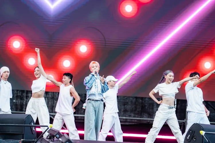 瑋瑋帶舞者唱跳。圖／寬寬整合行銷提供