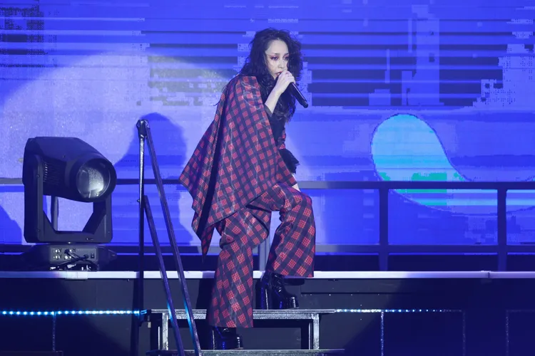 中島美嘉唱到丟掉帽子，率性十足。彭欣偉攝