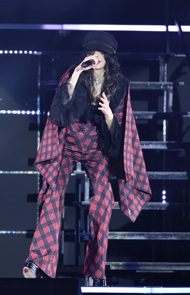 中島美嘉以帥氣格子套裝登場。彭欣偉攝