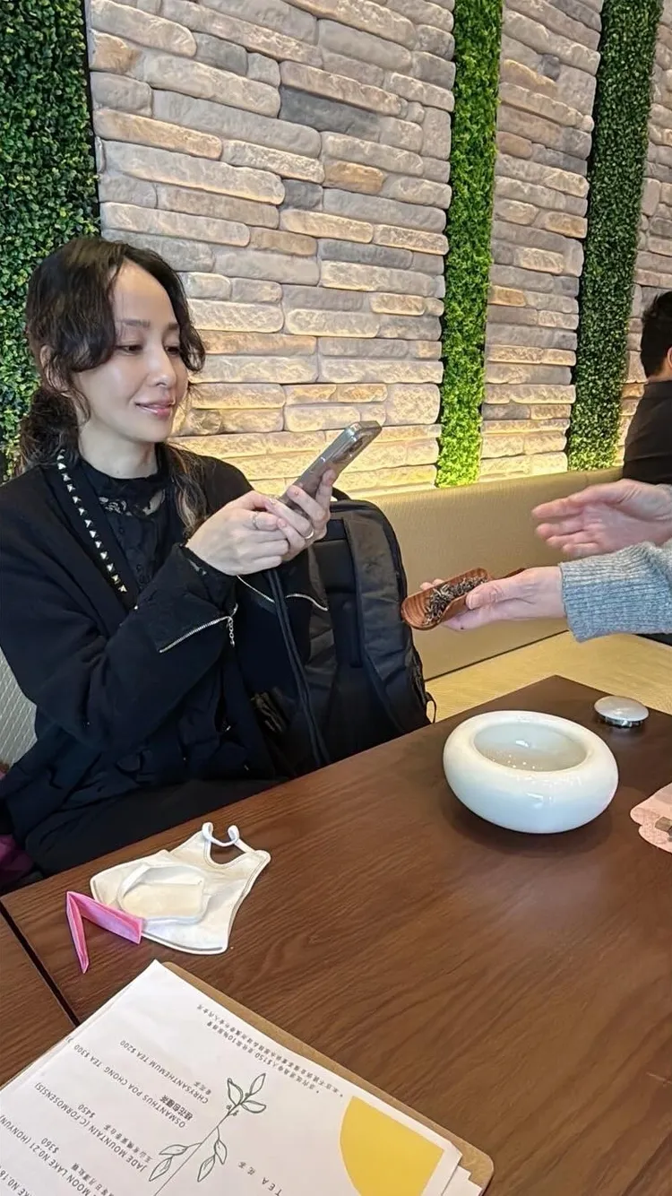 中島美嘉演出前品嘗冠軍茶。翻譯中島美嘉IG