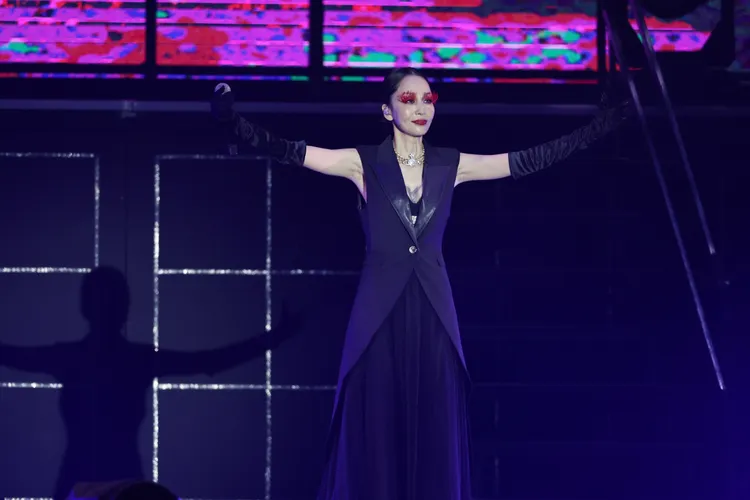 中島美嘉連換多套服裝，開深V露出刺青。彭欣偉攝