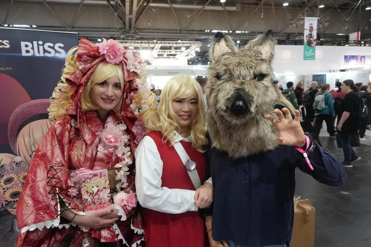 德國Coser分別扮演「極道甜心」與「海倫娜與大野狼先生」中的漫畫角色，在萊比錫動漫展台灣館合影。從少女漫畫女主角到毛絨大野狼，各具特色的造型吸引現場目光，也展現台漫作品在海外讀者心中的共鳴與想像力。中央社