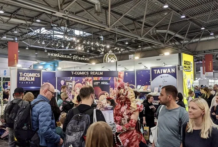 德國萊比錫動漫展台灣館吸引大批人潮駐足交流，台灣館今年主題為「T-COMICS Realm」，展出多部金漫獎得獎作品及創作者現場簽繪活動。 中央社