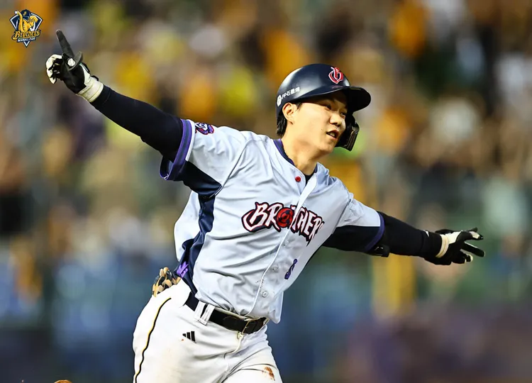 江坤宇簽下10年1.4億合約。中信兄弟提供