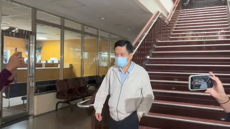 北市前都發局長黃景茂涉嫌圖利京華城案台北地院今首度審理，圖為他日前獲交保後畫面。張欽攝