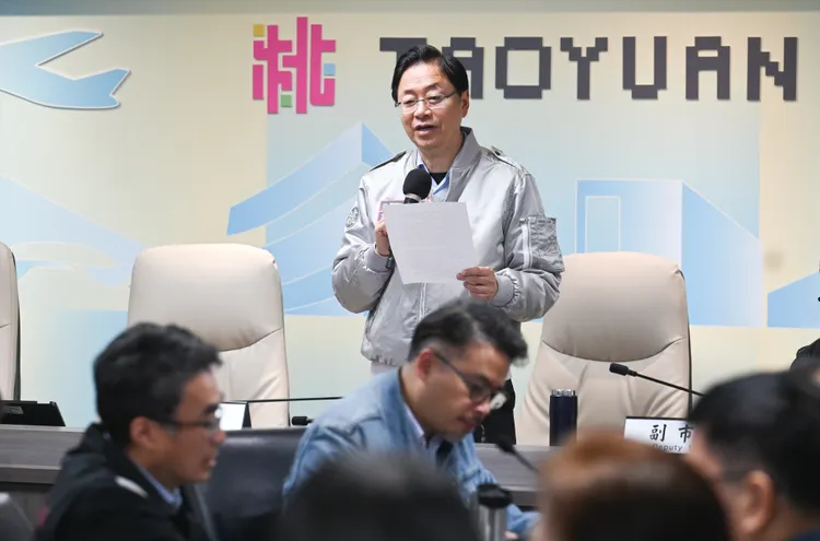 張善政邀市民一同捕捉彩繪列車的身影。桃園市府提供