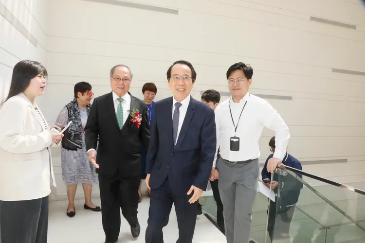 國城建設副總經理洪嘉聰(右1)指出，建案將以「低碳智慧桃花源」為設計理念，為高鐵打造門戶地標建築。葉家銘攝