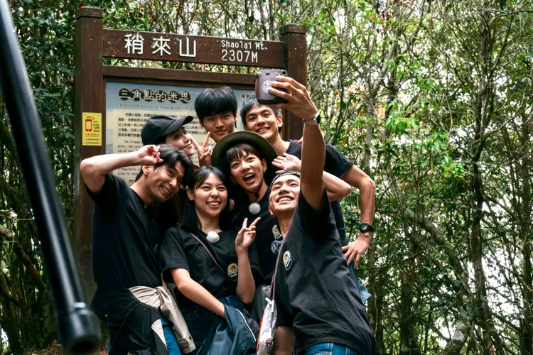 侯彥西（後排左起）、喬雅琳、羅章恩、劉揚暄、張宜（前排左起）、陳妤、陳柏文等出外景。大雲文創提供