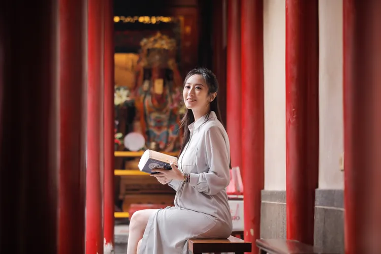 蔡允潔赴北港朝天宮拜拜，祈求平安順產。鏡藝宏海提供