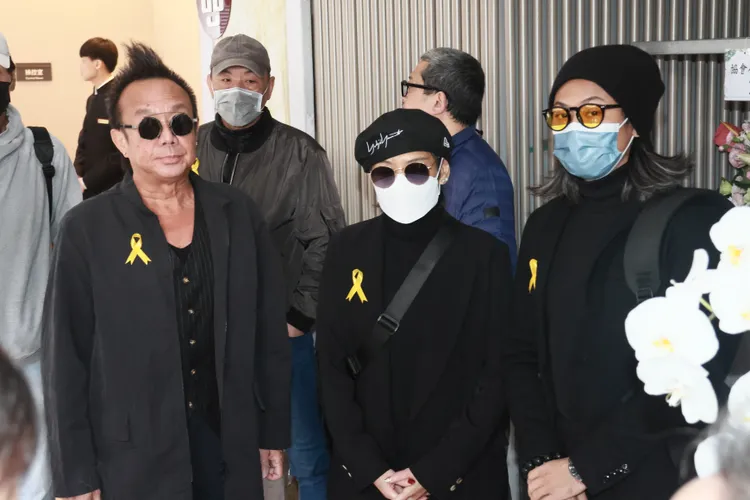 黃大煒和太太前來致哀。彭欣偉攝影