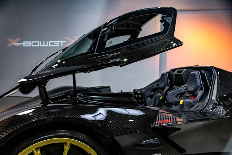 X-BOW GT-XR採以戰鬥機為靈感的空氣力學造型，車門為類戰鬥機座艙式設計。業者提供
