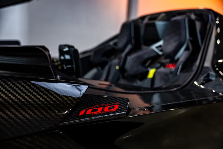 其中Beluga Black亮面碳纖維車身，車側附有100 Limited Edition 字樣。業者提供