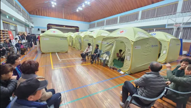 受影響的居民搬到學校體育館避難所中。翻攝自朝鮮日報