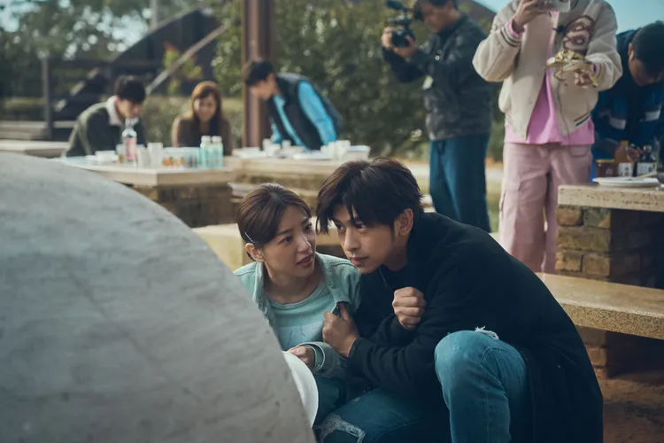 《不如海邊吹吹風》陳柏霖（右）和郭雪芙兩人情感逐漸深厚、越靠越近。大川大立提供