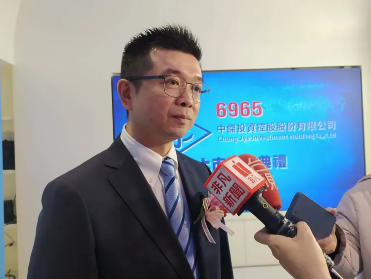製鞋新股中傑KY(6965)以承銷價128元今掛牌上市，董事長劉安哲受訪表示，未來將布局中國大陸、越南、印尼、印度4個國家擴廠。許麗珍攝