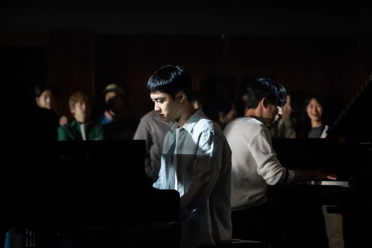 都敬秀對樂器一竅不通，為戲勤練彈琴1個月。網銀國際影視提供