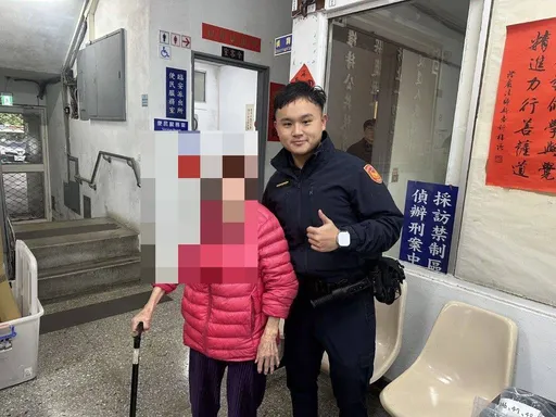 北市8旬失智老婦外出迷途 文山警攙扶帶回助她返家