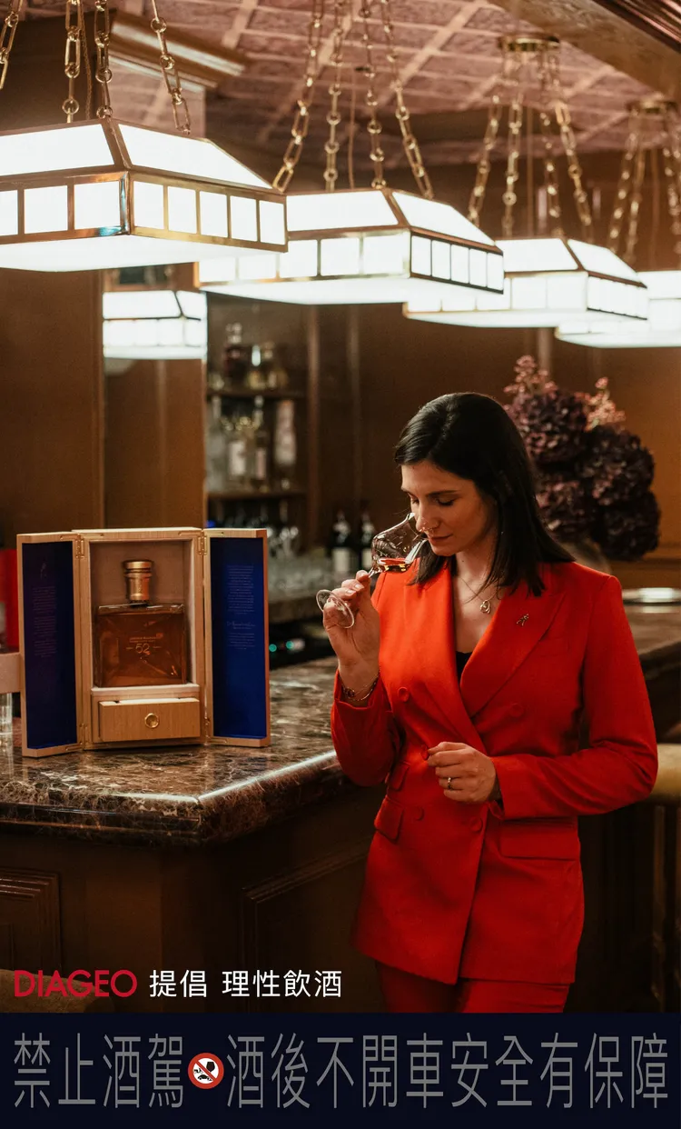 Emma Walker 承襲大師級調和工藝，在「約翰走路 52年」使用的八種威士忌原液中，史無前例地取自高達六家幽靈酒廠，業者提供