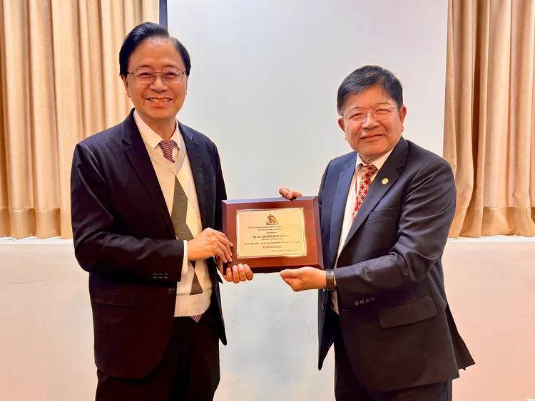 全球台灣客家聯合總會黎萬棠會長回贈紀念獎牌予張善政市長。客家局提供