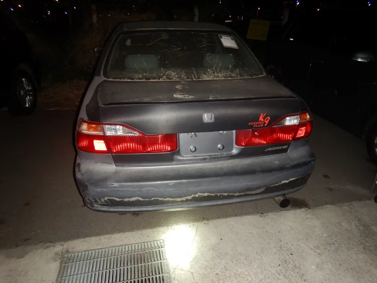 蘇男肇事後，徒留無車牌的車子在現場，自己逃逸無蹤。警方提供