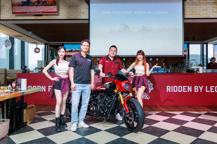 這次的 2025 年改款，Indian Motorcycle 透過全球 Scout 車主的回饋，針對引擎、車架、配備及外型進行全面升級，讓這款歷久不衰的經典車型擁有更卓越的性能與騎乘體驗。全新 Scout 的設計更加細膩，充滿美式肌肉風格，油箱線條與緊湊的車身完美融合，搭配俐落的副車架與後搖臂，展現強悍的輪廓。V 型雙缸引擎巧妙地融入整體設計，使其不僅是動力核心，更成為視覺焦點。這款車在保留經典元素的同時，也帶來現代化的進化，讓傳承與創新交相輝映。業者提供