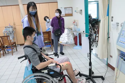 彰化男车祸脊椎爆裂骨折 护理师女友不离不弃!协助摆脱瘫痪危机
