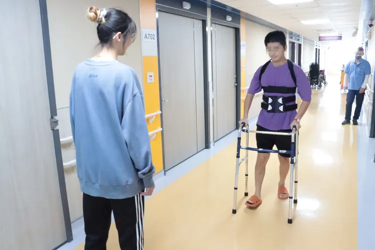 李先生在護理師女友陪伴照顧下，擺脫可能癱瘓的危機。彰化醫院提供