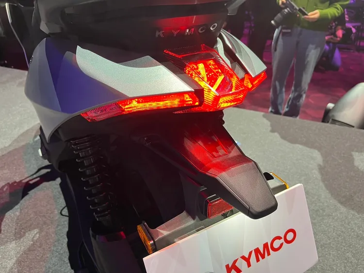 MiG 9弓型後行車燈與矩陣導光塊尾燈，呈現科技感與都會風範。周奕豪攝