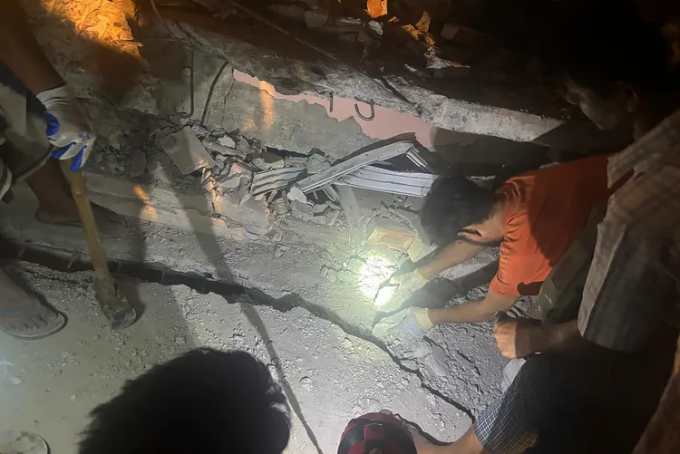 民眾連夜用徒手搶救受困者。美聯社