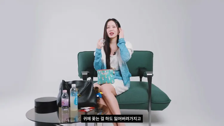 孫藝真常弄丟藍芽耳機，透露最近都使用有線耳機。翻攝YouTube