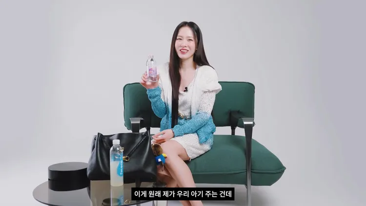 孫藝真把要給兒子的小罐瓶裝水「占為己用」。翻攝YouTube