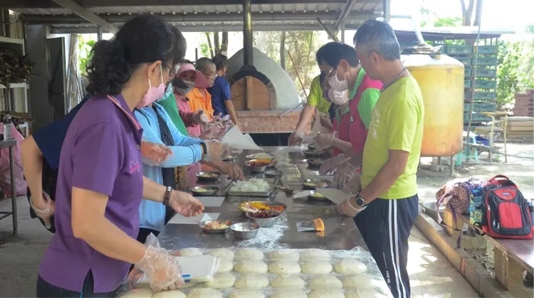 燕巢金山社區以芭樂為造型搭建土窯，結合基地菜園及當季食材製成窯烤披薩及麵包，讓遊客體驗燕巢特色美食。都發局提供
