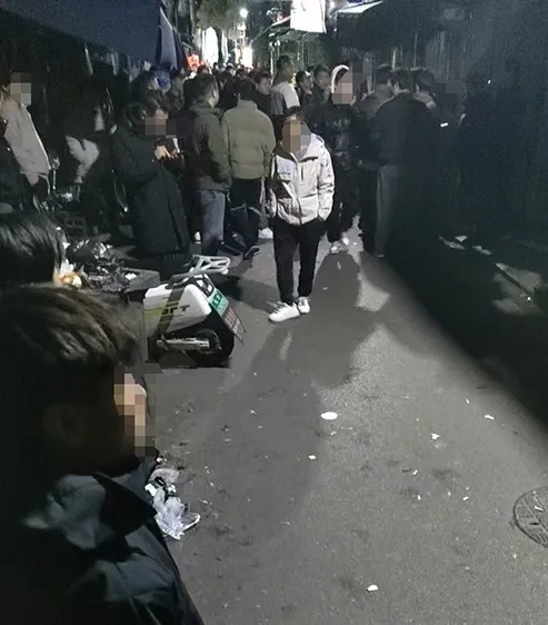 老司機被嫖客排隊的景象震驚。翻攝X