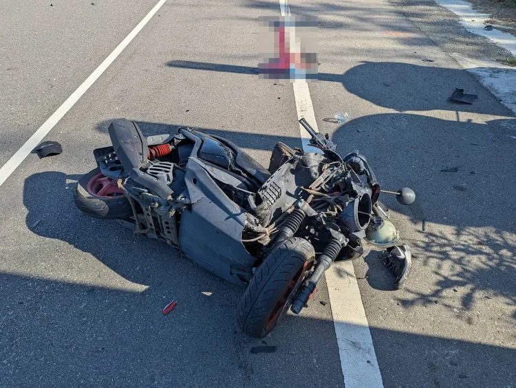 徐男撞上路邊金爐，頭部重創送醫不治，地面留下一灘血跡。民眾提供