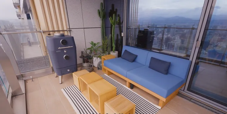 陽台放暖爐，Ryan偶爾會在此烤肉。翻攝Joeman YT