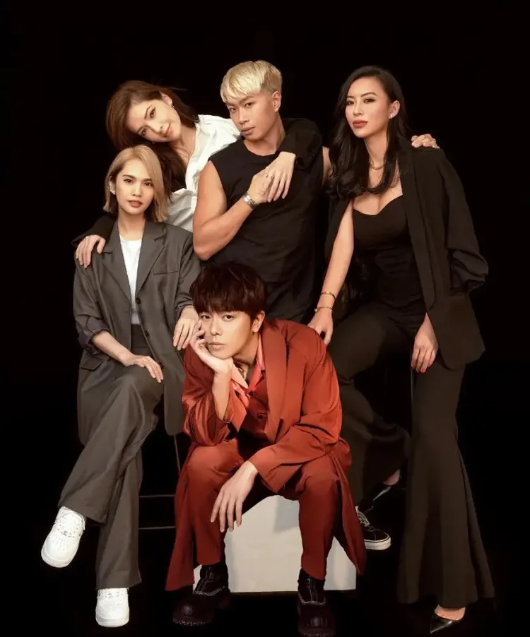 華岡五人幫在小鬼過世後，請攝影師拍照，再把小鬼合成進去。右為Elin