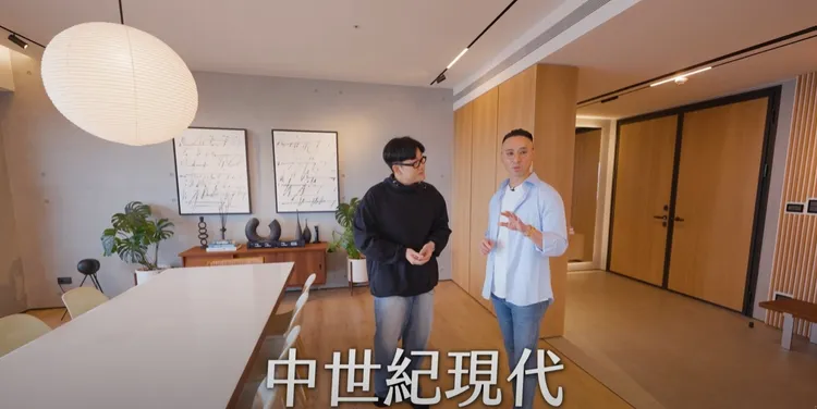 Ryan家的玄關與餐廳，裝潢走中世紀現代風。翻攝Joeman YT