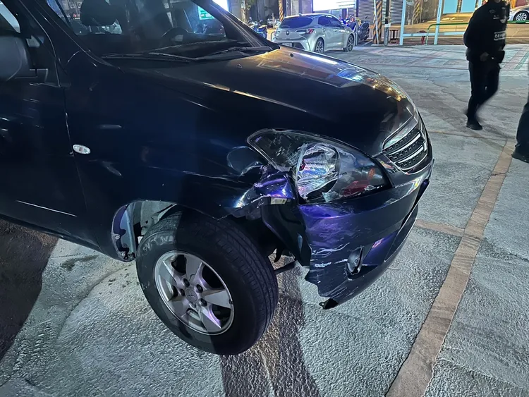 李女愛車右車頭與大燈嚴重毀損，可見撞擊力之大。翻攝畫面