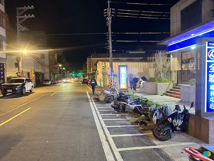 鶯桃路全聯福利中心前停車格7輛機車東倒西歪，網友PO文擔憂，如果是人該怎麼辦。翻攝畫面