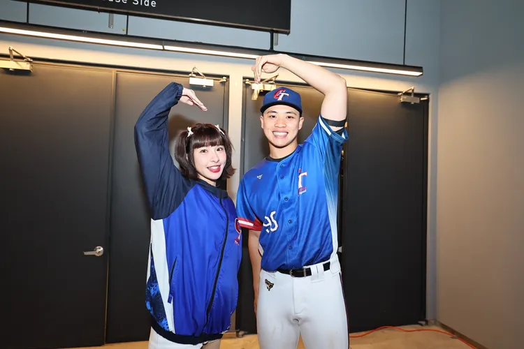 孫易磊之前與峮峮頭頂比心。翻攝孫易磊Threads