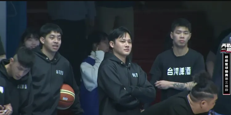 台啤球員被轉播照到，表情都紛紛傻眼。翻攝自BE HEROES YT