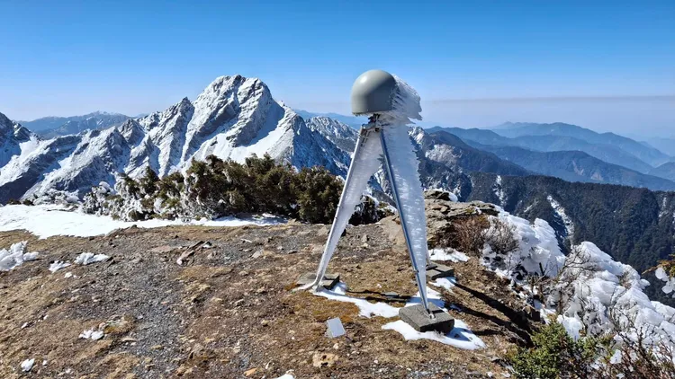 今（22日）清晨玉山氣象站多處積雪，儀器結成冰柱狀。氣象署提供