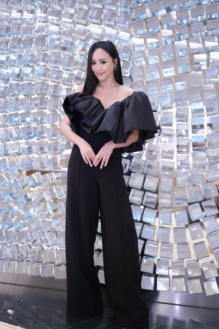 關穎大讚身上的十六石系列鉑金與18Ｋ金鑽石戒指鑲功很厲害。彭欣偉攝