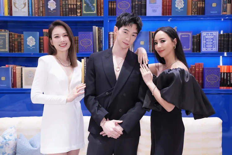 Melody（左起）、王可元、關穎合影。彭欣偉攝