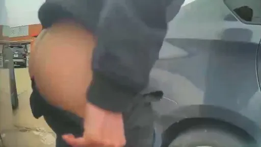 影片|她公然辣露蜜臀「磨蹭特斯拉」 詭異行徑源自對他不爽